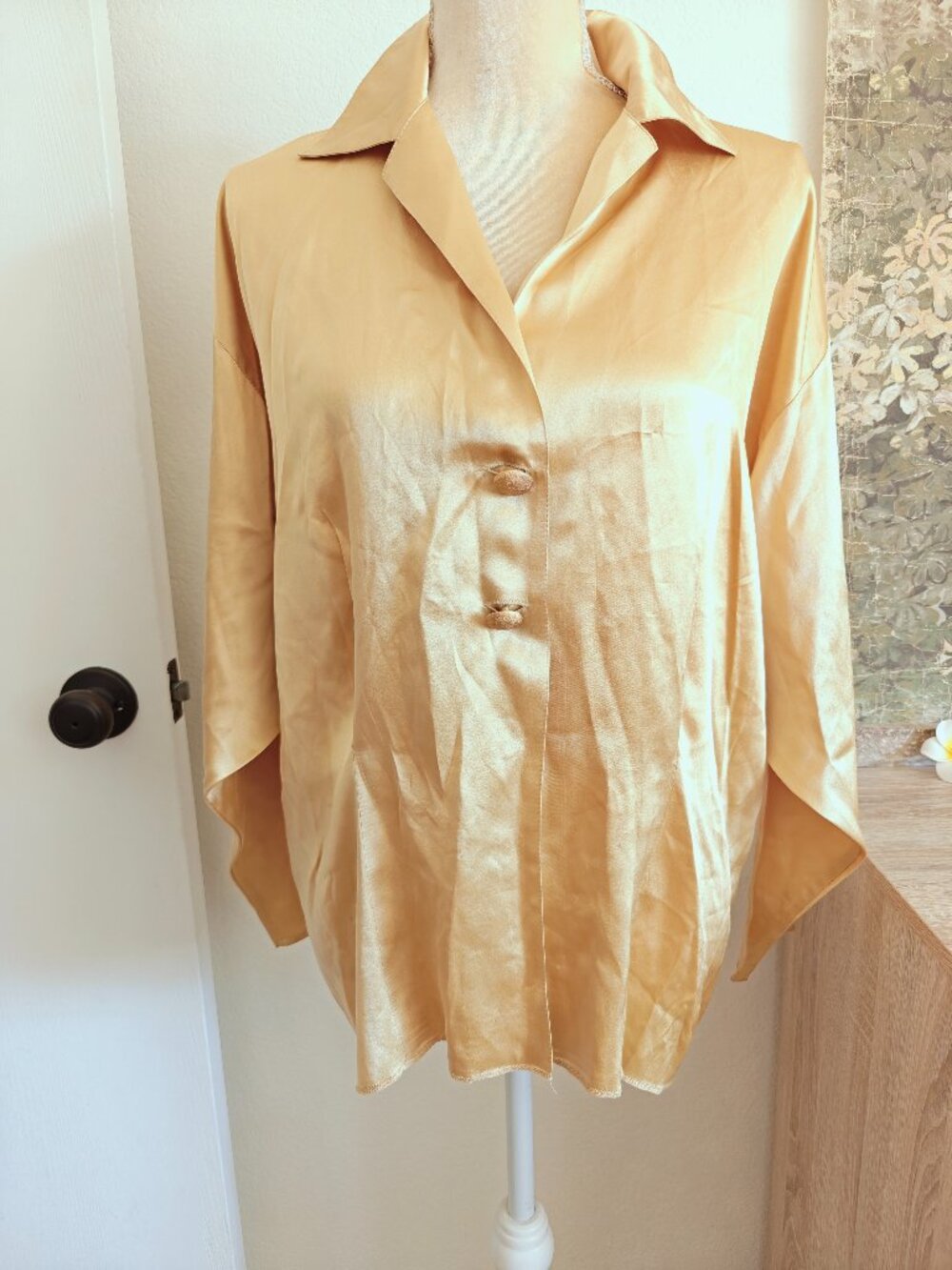 St. John Vintage 100% Silk Gold Oversized Blouse Jacket Metal Buttons Size 8 - Picture 2 of 13